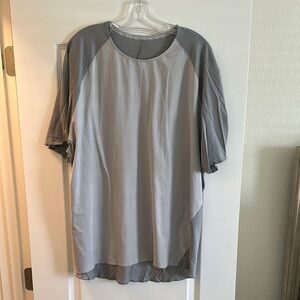 Lululemon men’s gray t-shirt